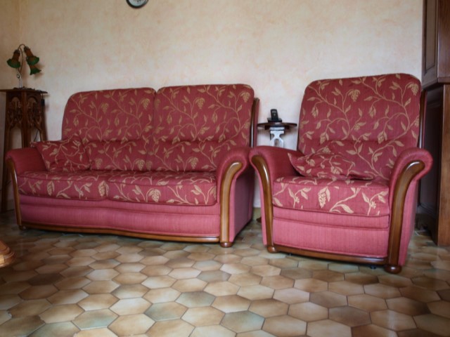 Canapé deux places fixe et fauteuil relax