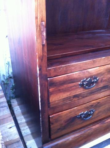 Armoire en pin massif