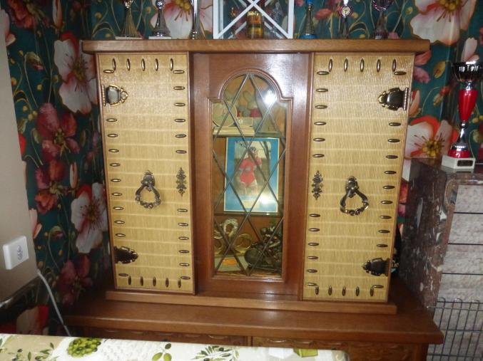 2 beaux meubles en chêne clair , sculpté