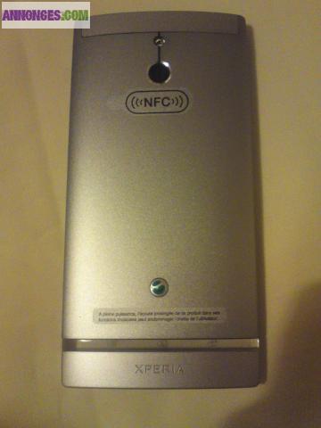 VENDS SMARTPHONE XPERIA P SILVER