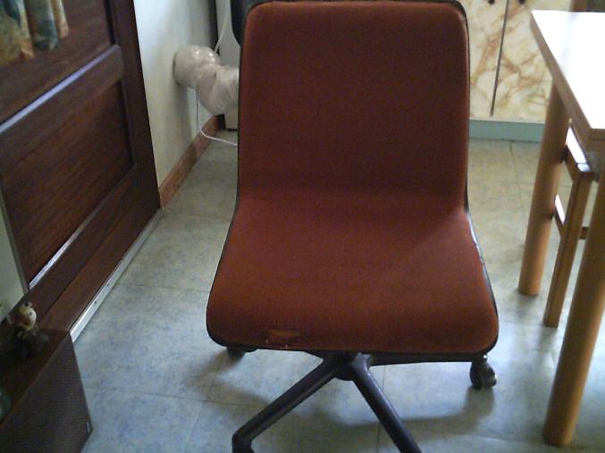 Vend  un fauteuil  et  une  chaise