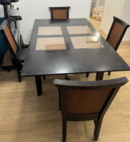 Table a manger en bois massif avec 4 chaises