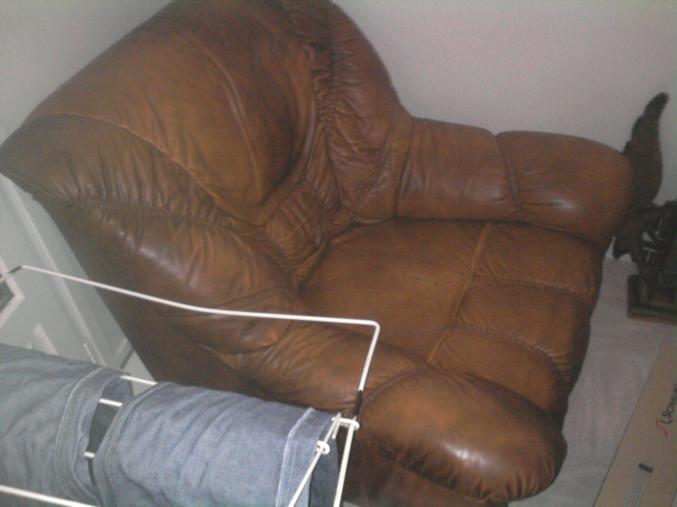 Fauteuil en cuir bon état prix à débattre
