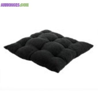 Table noire avec 4 chaises