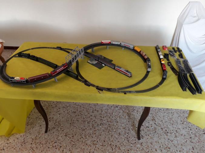 Gros lot de train Marque : JOUEF HO ; locomotives ; voitures ; wagons ; circuit ; rails