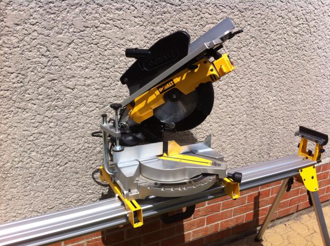 Scie radiale à table Dewalt