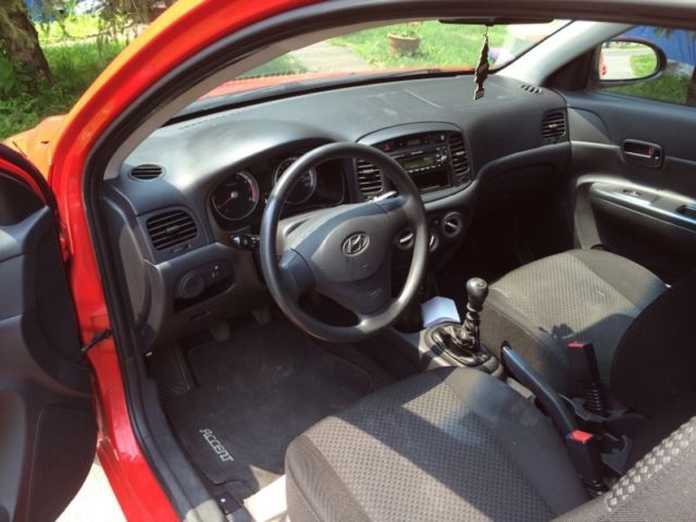 Excellent hyundai accent rouge à vendre ! Négociable.