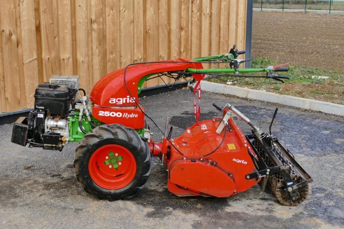 Porte outil motoculteur et preparateur de sol