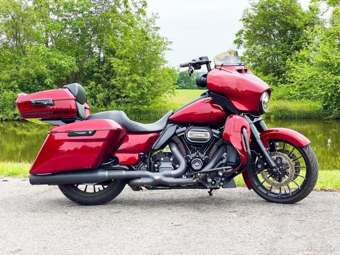 Harley-Davidson Touring FLHXS Street Glide Special 