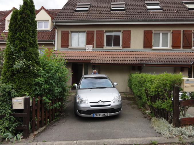 Maison de ville mitoyenne avec petit terrain à Besançon