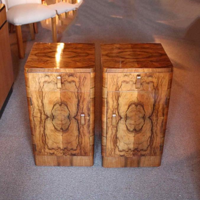 Une paire d'armoires de chevet Art déco