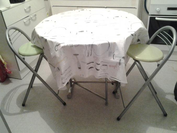 Table de cuisine et tabourets quasi neuf