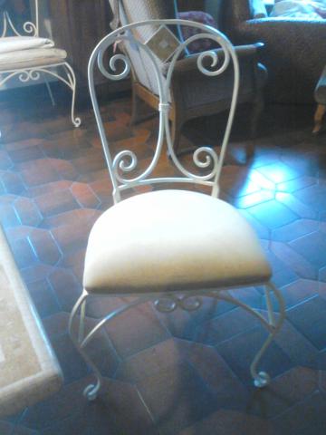 Table,chaises,armoire