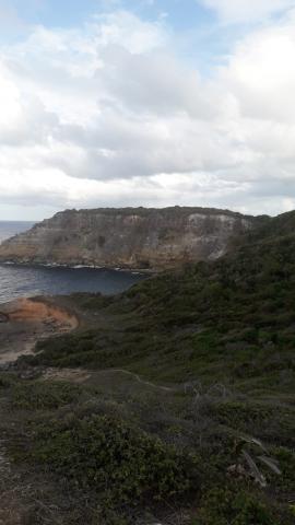 Terrain agricole plats et colline près de plage et vue mer