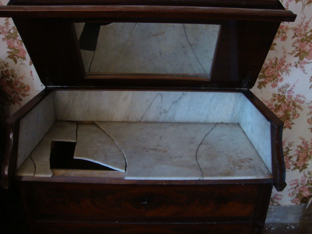 COMMODE