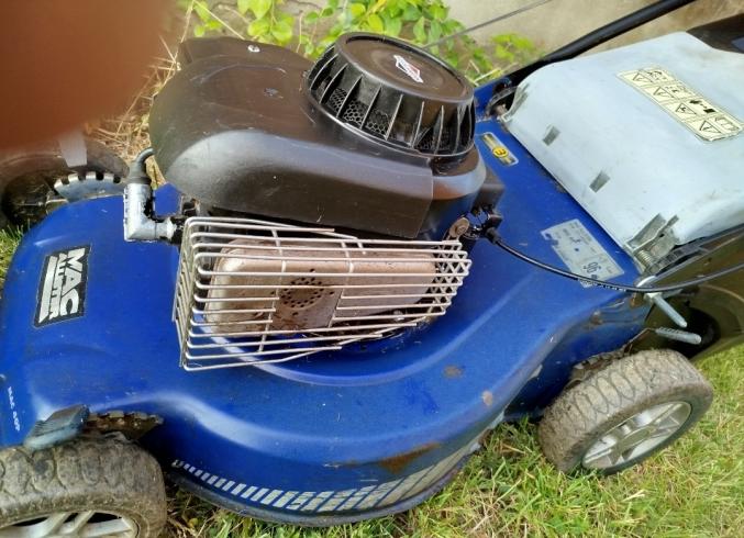 Tondeuse à gazon et scarificateur