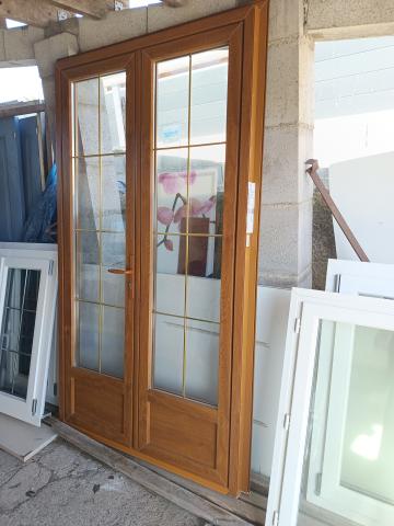Porte d'extérieur à deux vantaux