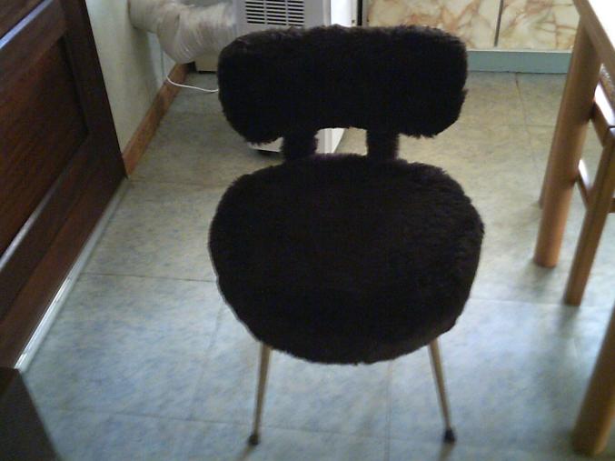 Vend  un fauteuil  et  une  chaise