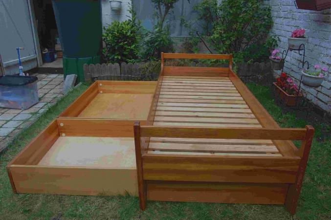 Lit en pin d'une personne