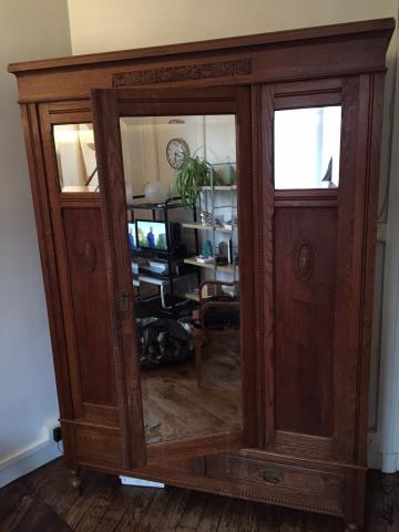 Armoire à glace ancienne en bois massif