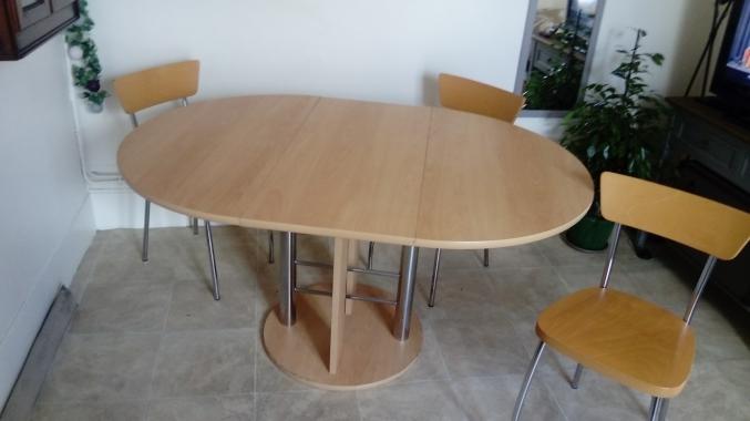 Table Ronde avec les Chaises 