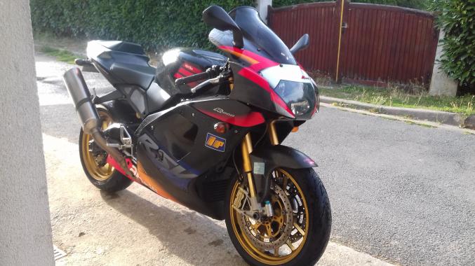Aprilia RSV 1000 R V2