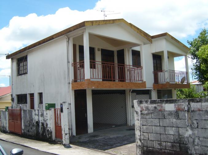 4 maisons sur 1000m2 de terrain