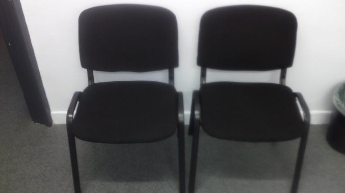 2 chaises noires