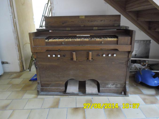 2 harmoniums d’église.
