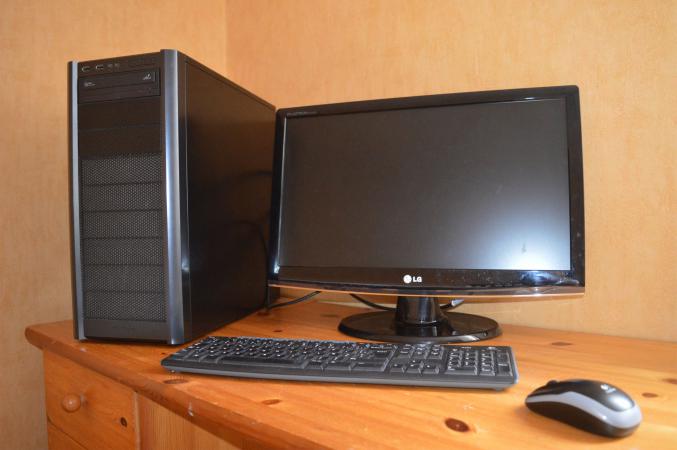 PC/Ordinateur monté + écran HD + clavier souris sans fil