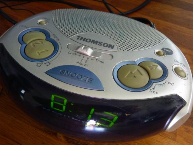 Reveil Thomson gris 2 alarmes radio TBE electromenager