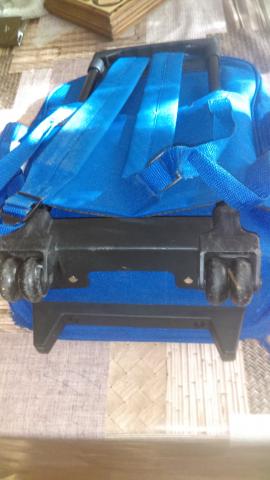 Un cartable à roulettes et à dos