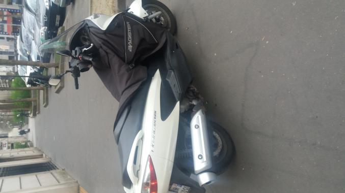 Vend burgman 125 blanc