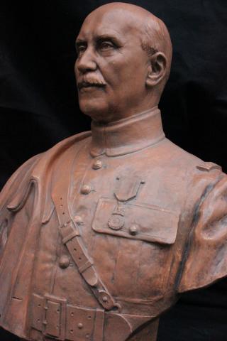 Buste du Maréchal Pétain en tenue de 14