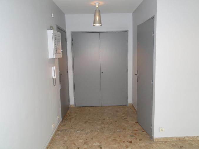 Vends T1 rénové 33M2 ,balcon ,clim, 2ème étage avec ascenseur