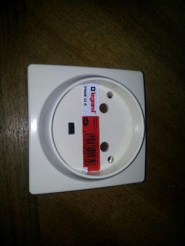 PRISE LEGRAND 32 A100/100MM