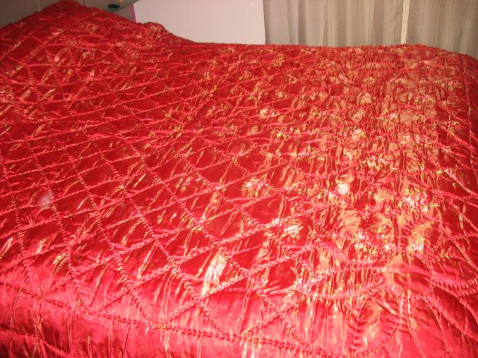 COUVERTURE TRES CHAUDE EN TRES BEAU TISSU et GARNI DE LAINE DE MOUTON, NEUVE, demension 2,05 par 2,40