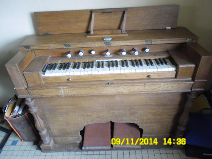 2 harmoniums d’église.