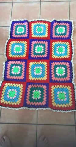 Je vends coussins et tais au crochets multicolores