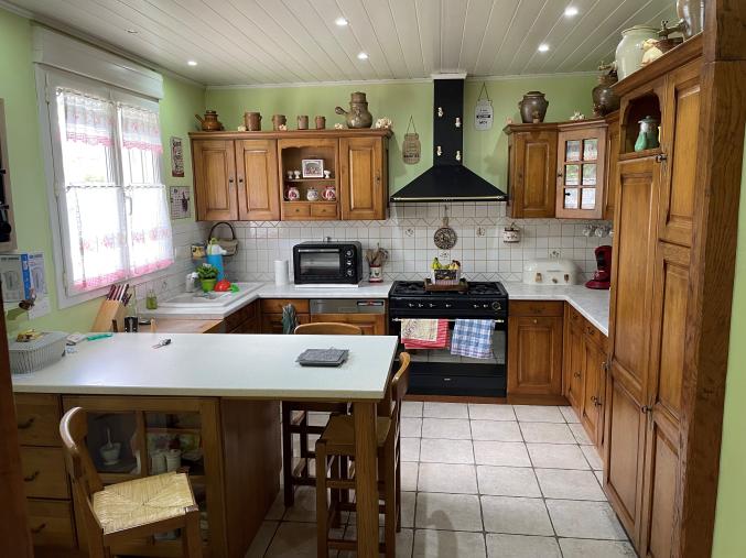 VEND CUISINE CHENE MASSIF