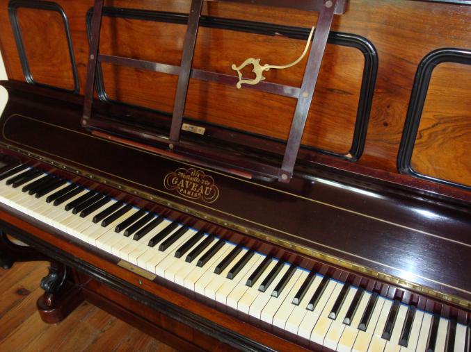 PIANO ANCIEN