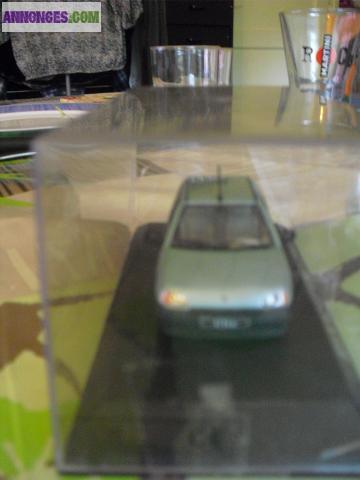 Voiture RENAULT CLIO 1990 SUR SOCLE