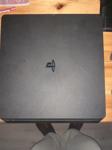 PS4 1 To avec 2 manettes + une dizaine de jeux