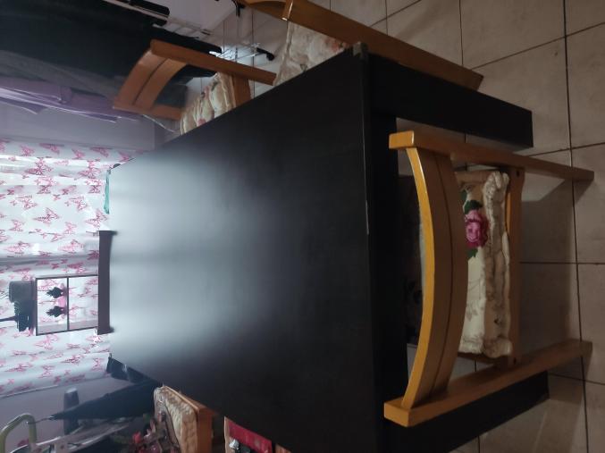 Table salle a manger avec 6 chaises 