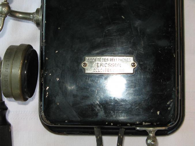 Ancien télèphone mural