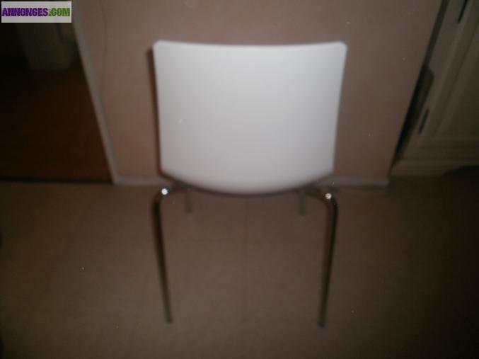 Vend 4 chaises blanches de cuisine neuve