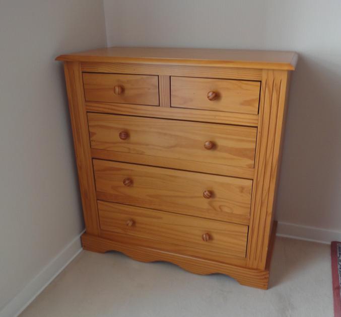 Commode 5 tiroirs en pin massif finition miel