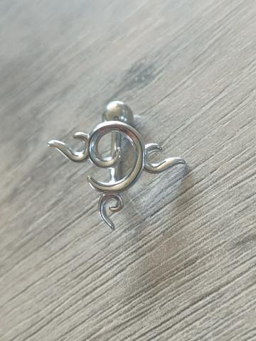 Piercing nombril tribal tige a l envers bijoux ile aux piercings
