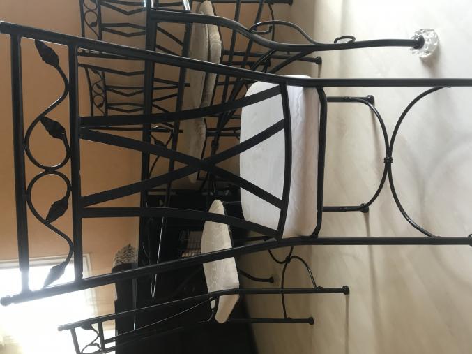 Table+chaises fer forgé et verre s.a.m
