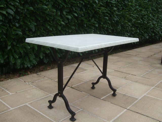 Table bistrot & chaises